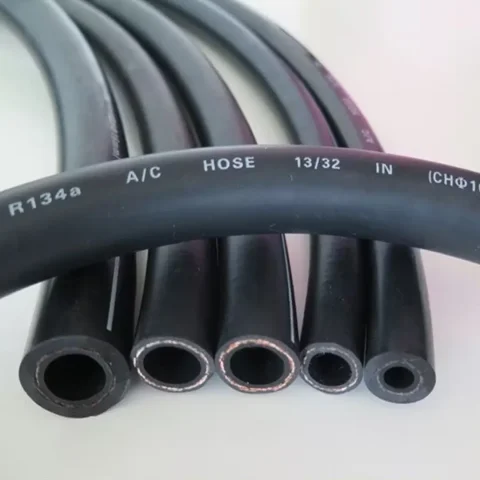 Mangueras A/C automotriz 13/32 tipo barrier para refrigerante R134a, mostrando diferentes diámetros internos y estructura reforzada para alta presión.