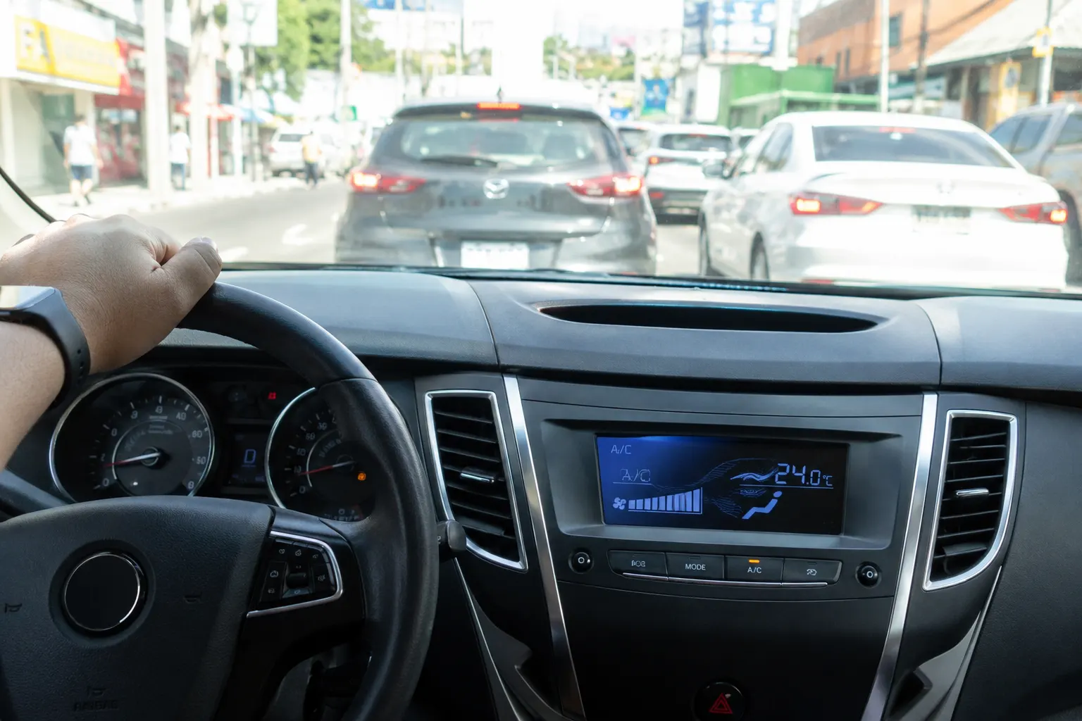 ¿El aire acondicionado de tu carro enfría menos cuando estás detenido o en tráfico? Descubre las causas más comunes, síntomas y soluciones profesionales para mejorar el rendimiento del sistema A/C automotriz.