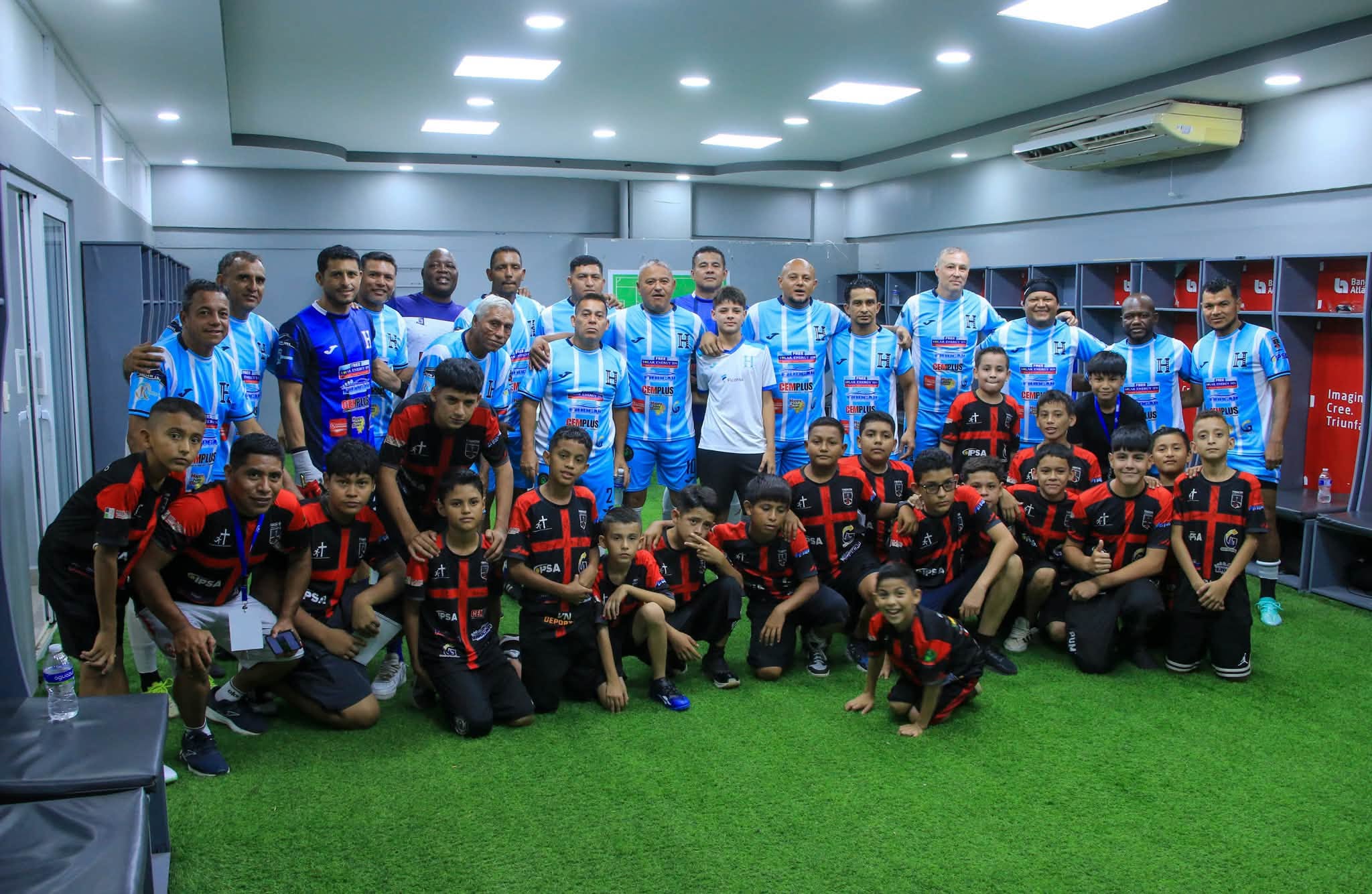FRIOCAR HN participa como patrocinador en el partido benéfico Leyendas de Honduras vs. Fundación Corriendo Hacia Jesús en el Estadio Olímpico Metropolitano de San Pedro Sula.