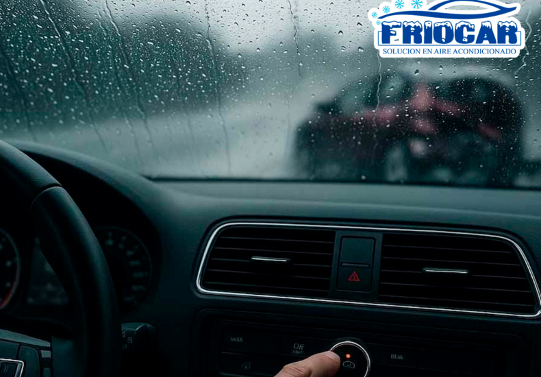 Aire acondicionado automotriz funcionando durante la lluvia para evitar vidrios empañados y mejorar la seguridad al conducir.