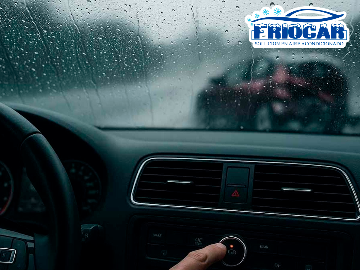 Aire acondicionado automotriz funcionando durante la lluvia para evitar vidrios empañados y mejorar la seguridad al conducir.