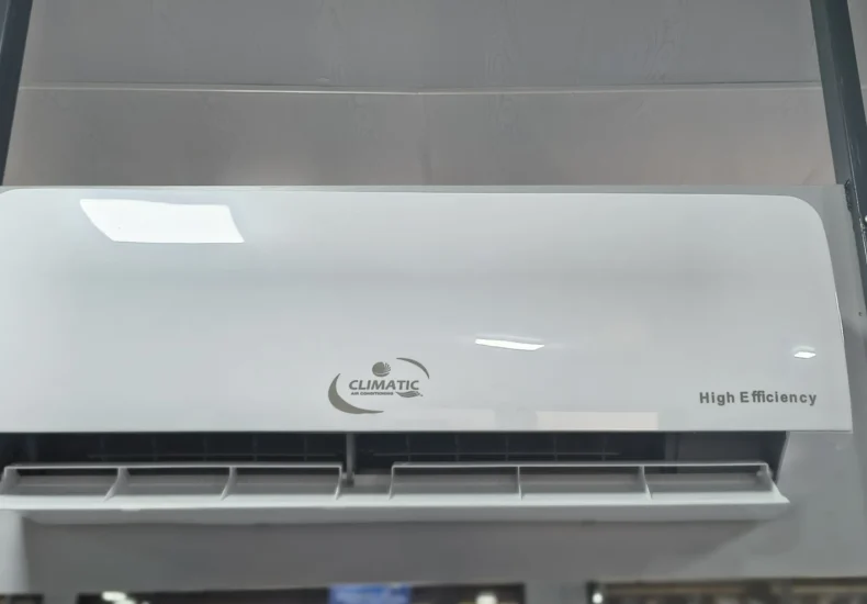 Comparación del consumo mensual de aires acondicionados CLIMATIC de 12,000 BTU según su eficiencia SEER en Honduras
