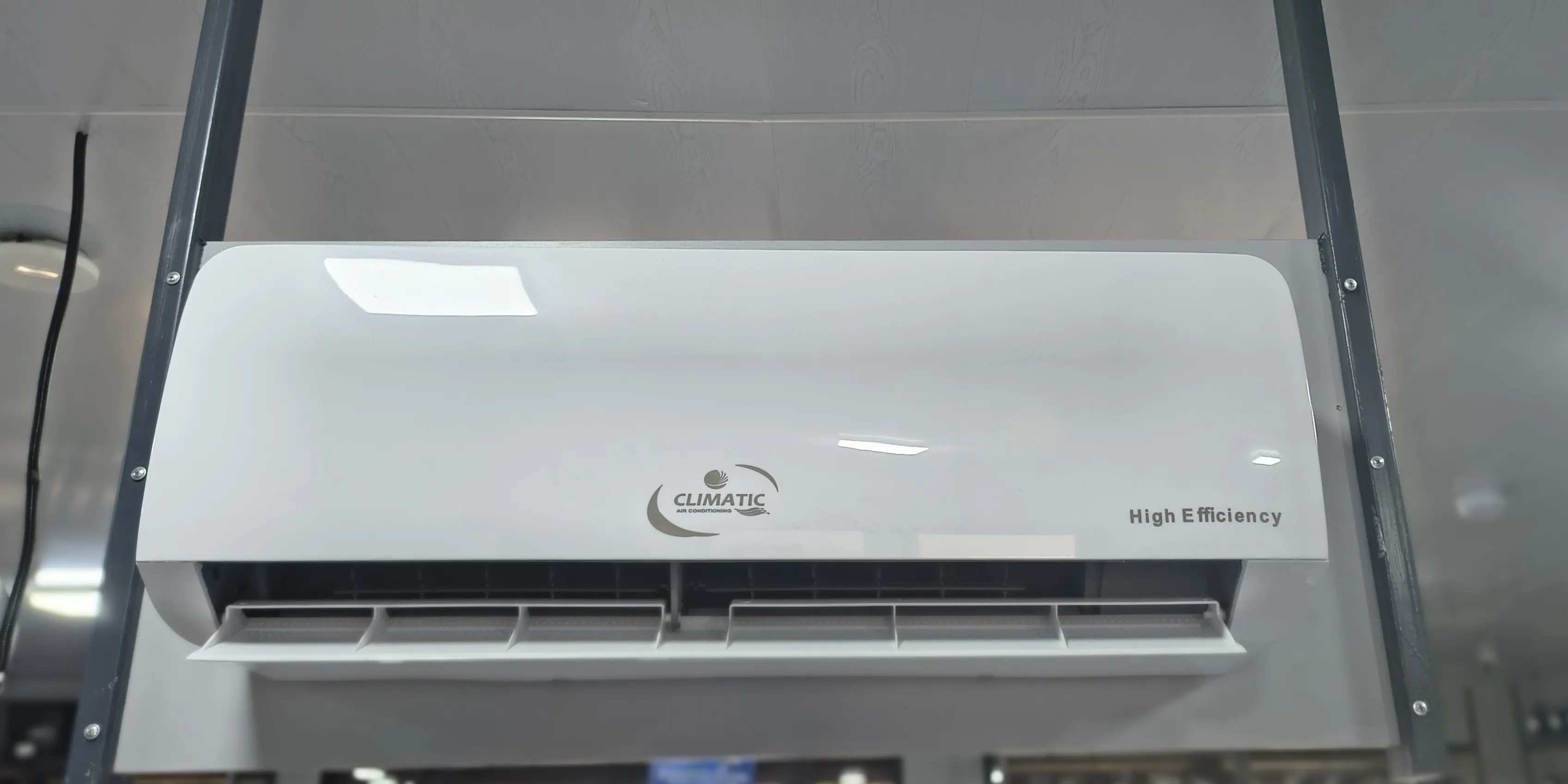 Comparación del consumo mensual de aires acondicionados CLIMATIC de 12,000 BTU según su eficiencia SEER en Honduras
